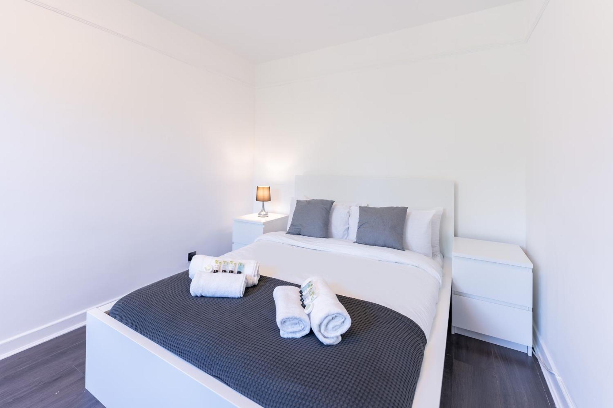 Luxury 3 Bedroom Flat With Balcony In Westbourne Park Лондон Экстерьер фото